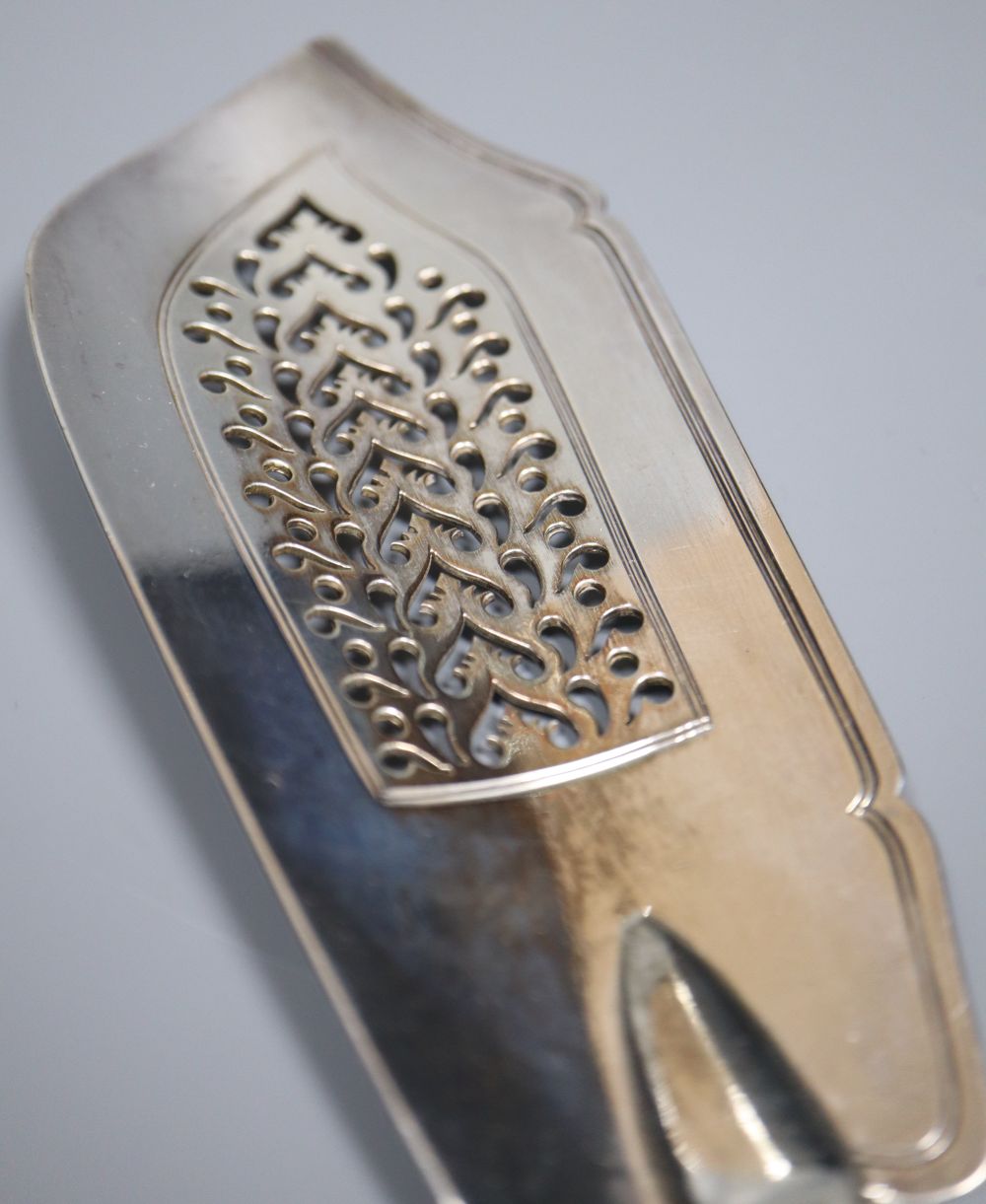 A late William IV silver fiddle, thread and shell pattern fish slice, Mary Chawner, London 1836, 32.5cm, 7.5oz.